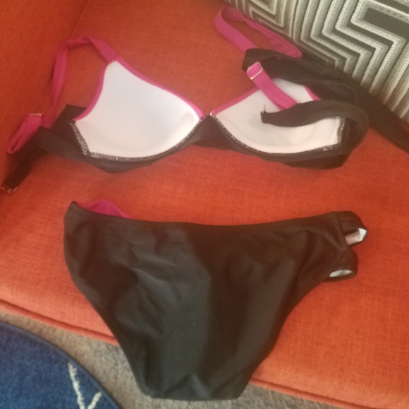💕Super Cute Black/Pink Bikini! - Picture 2 of 2